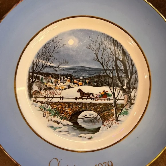 Wedgwood Holiday Scene Plate Set in Blue and Cream - Picture 7 of 13